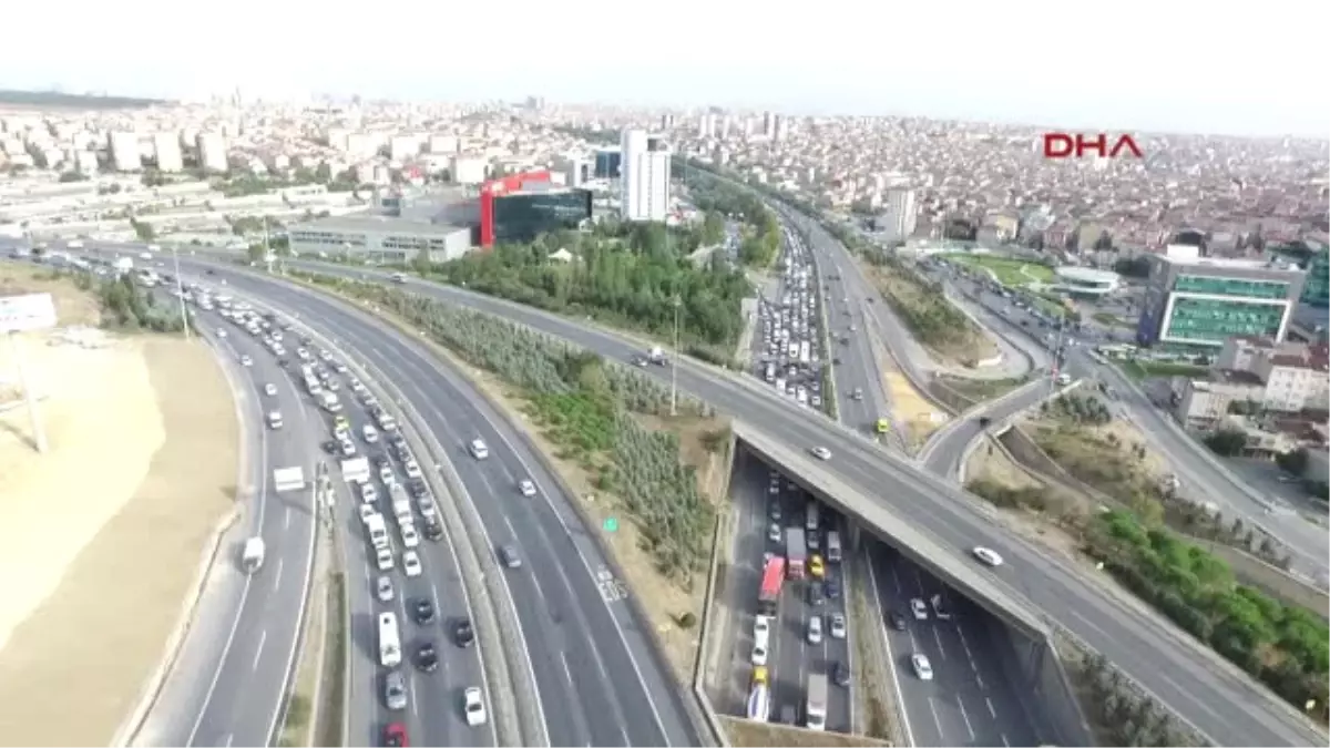 Mahmutbey Kavşağında Trafik Yoğunluğu Artarak Sürüyor