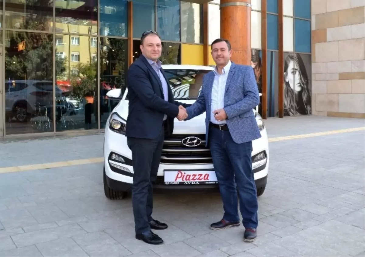 Piazza\'nın Hediyesi Hyundai Tucson Talihlisine Teslim Edildi