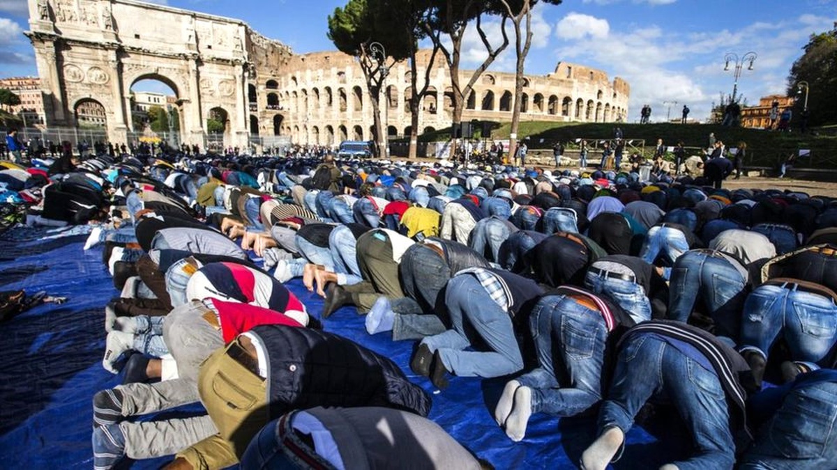 Roma\'da Müslümanlar Protesto İçin Kolezyum\'un Önünde Namaz Kıldı