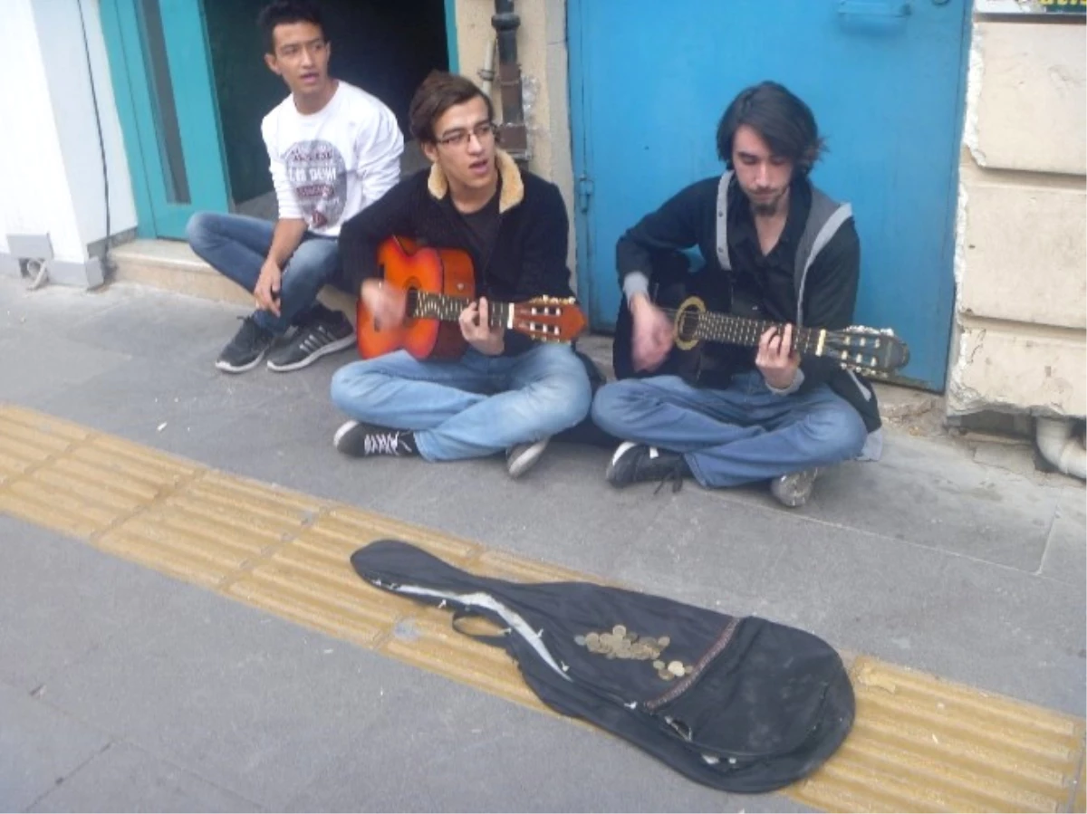 Sokak Müzisyenler Hem Sanatları İcra Ediyor, Hem de Harçlıklarını Çıkarıyorlar