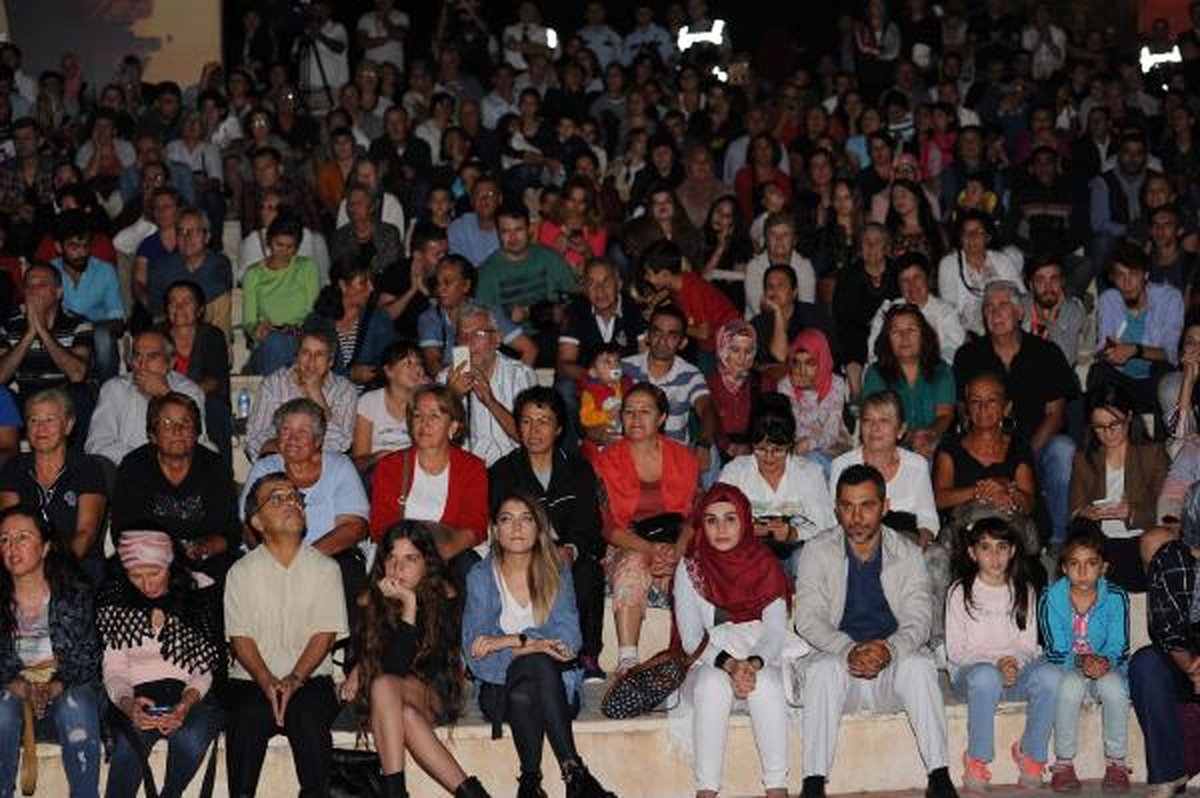 Sümer Ezgü \'Yöresel Senfoni\' Eşliğinde Söyledi