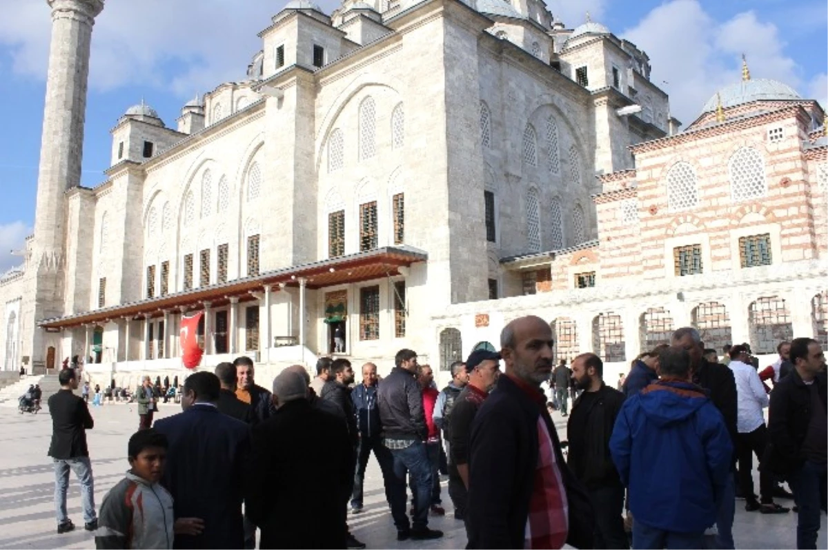 Tarihi Eminönü Balıkçısı\'nın Sahibi İçin Fatih Camii\'nde Cenaze Töreni Düzenlendi