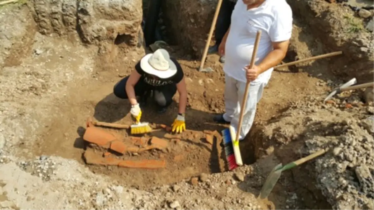 Tarihi Mekanlar Arkeolog Eşliğinde Temizleniyor