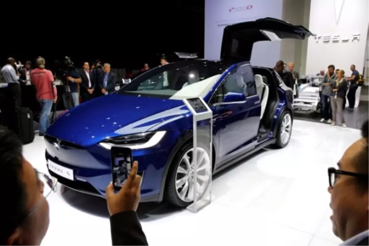 Tesla\'dan Sürücüsüz Otomobil Adımı