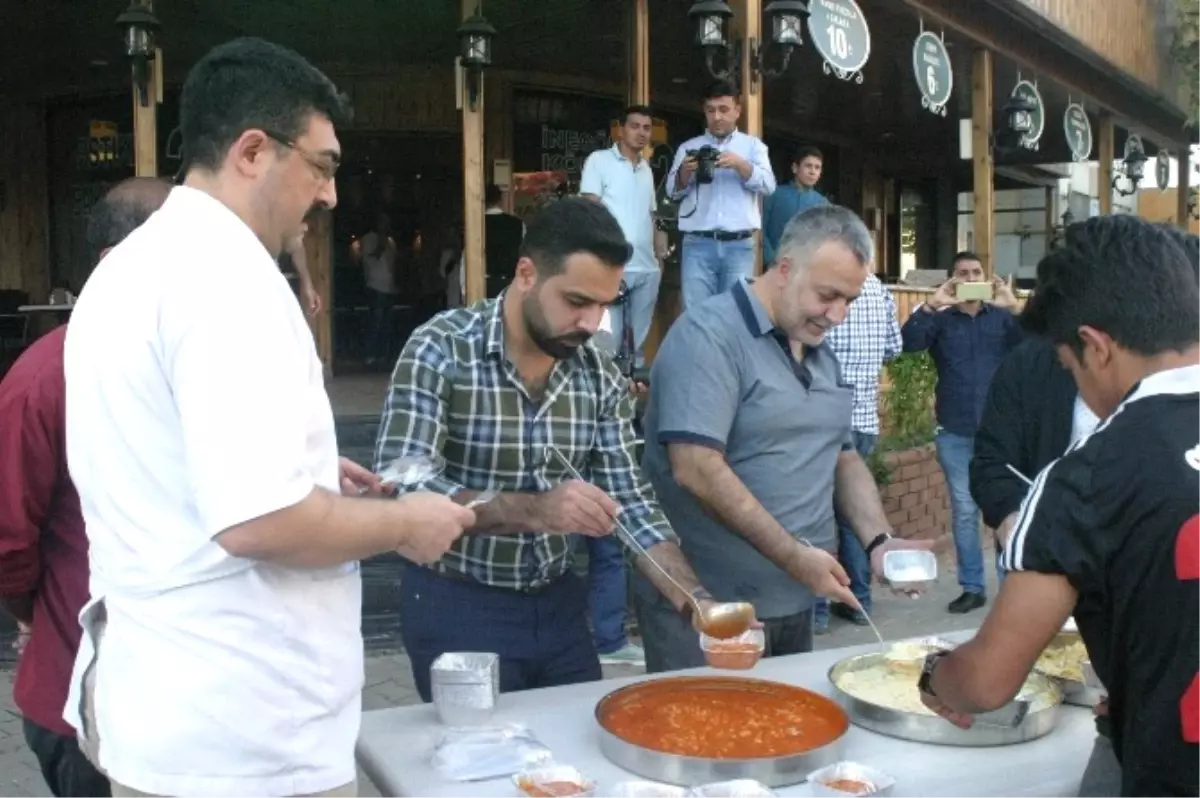 Yoğun Güvenlik Önemlerine Kızdı, Bütün Yemekleri Bedava Dağıttı