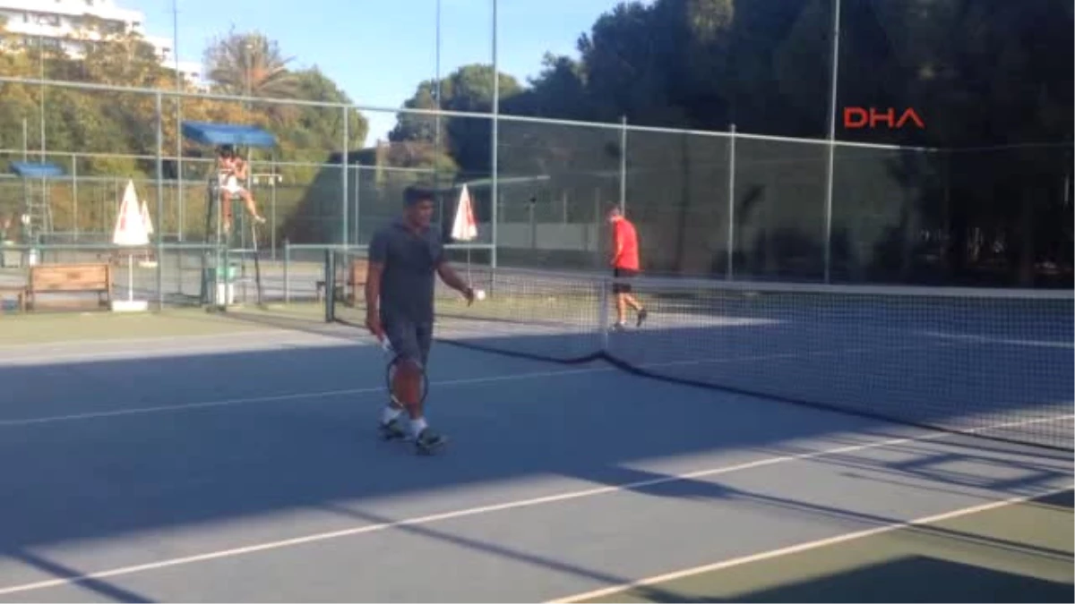 ABD\'li Yıldız Esai Morales, Antalya\'da Tenis Oynadı