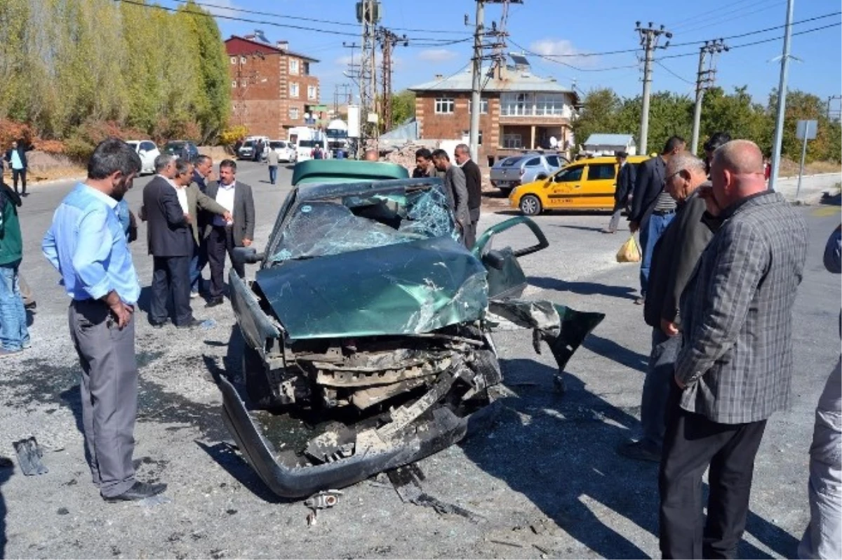 Ahlat\'ta Trafik Kazası: 6 Yaralı