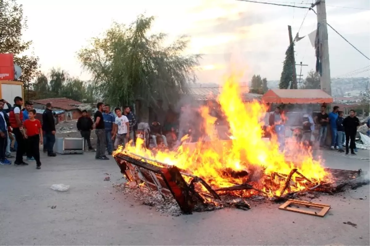 Ateş Yakıp Yolu Trafiğe Kapattılar