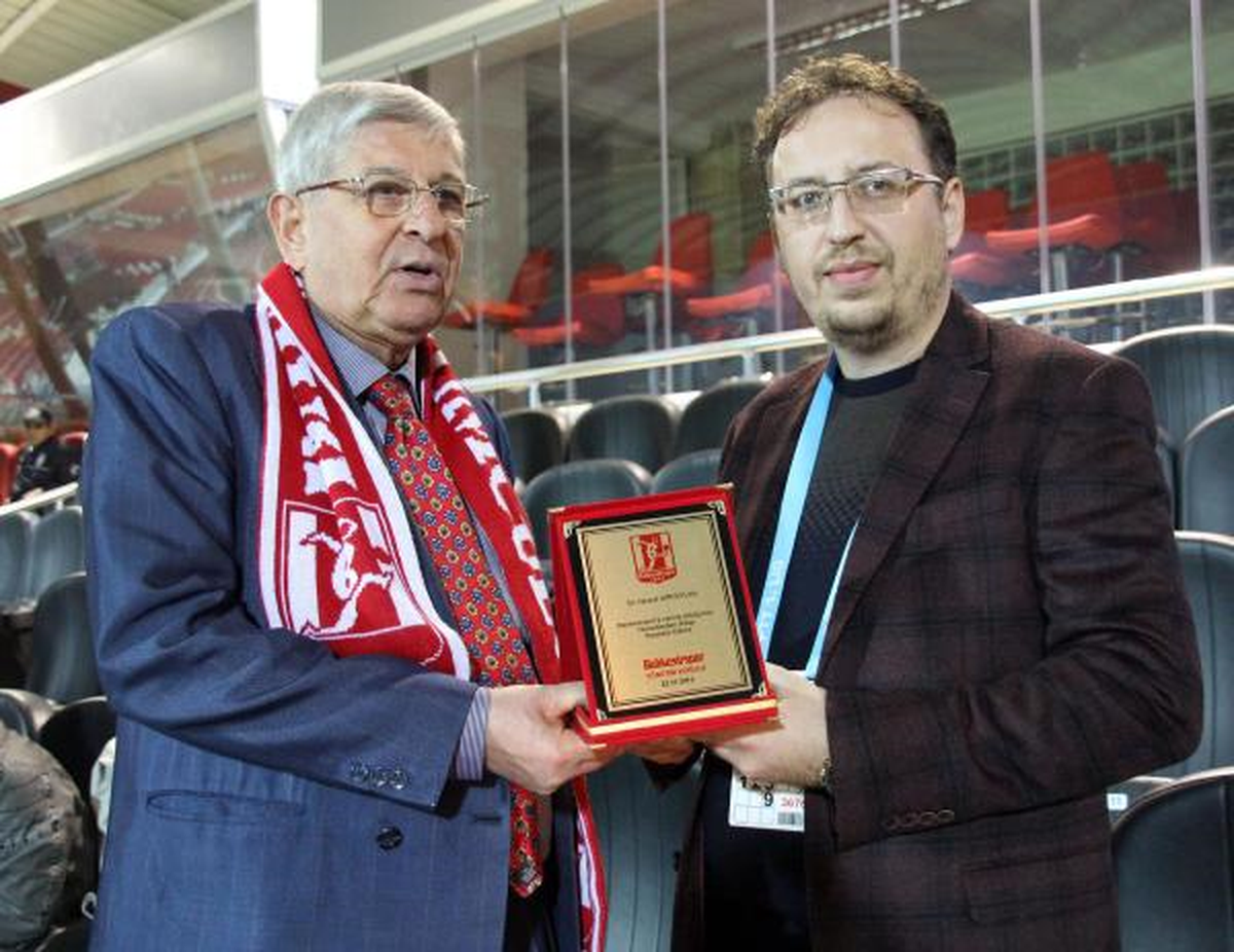 Balıkesirspor\'un Eski Gol Kralı Kırceylan Plaketini İade Etti