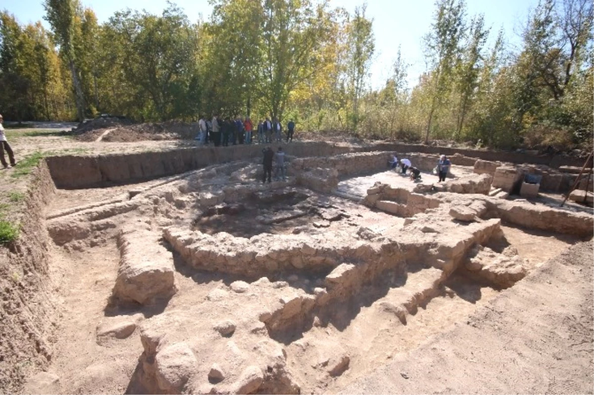 Bin 400 Yıllık Taban Mozaiği Çıkan Kazı Alanında Çalışmalar Sürüyor