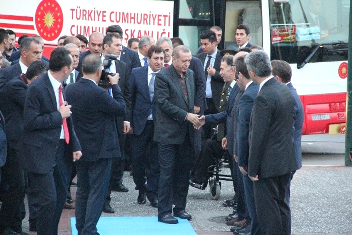 Cumhurbaşkanı Erdoğan\'ın Valilik Ziyareti Sırasında Hareketli Anlar