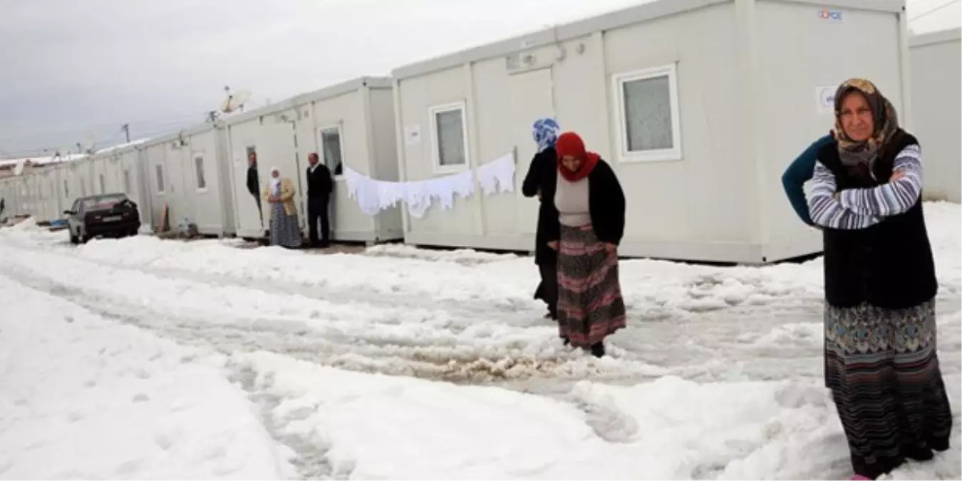 Depremin Acısına Rağmen Yaşama Tutundular