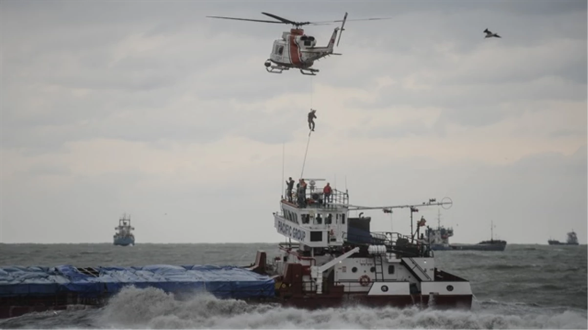 Fırtınada Yan Yatan Gemide 8 Mürettebat Helikopterle Alındı