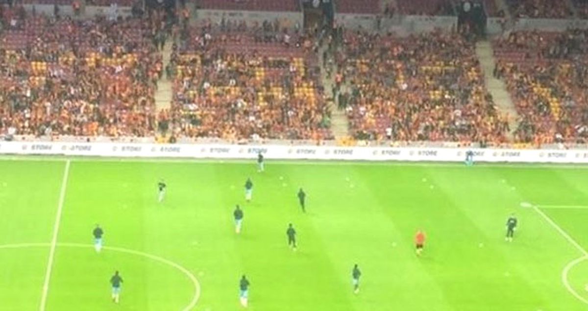 Galatasaraylı Taraftarlar Maç Öncesi 'Trabzon Kümeye' Tezahüratı Yaptı