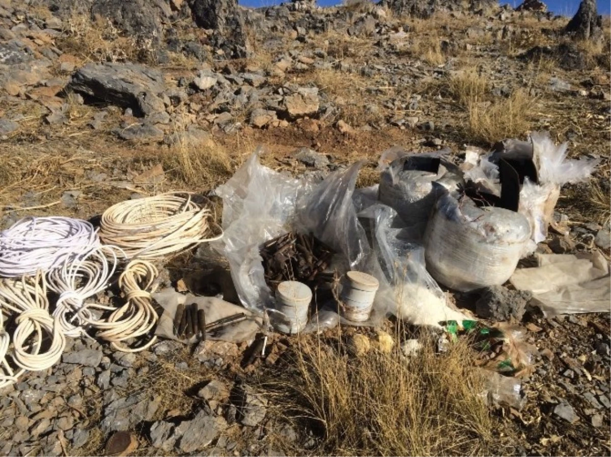 Hakkari\'de Çok Sayıda El Yapımı Patlayıcı ve Düzenek Ele Geçirildi