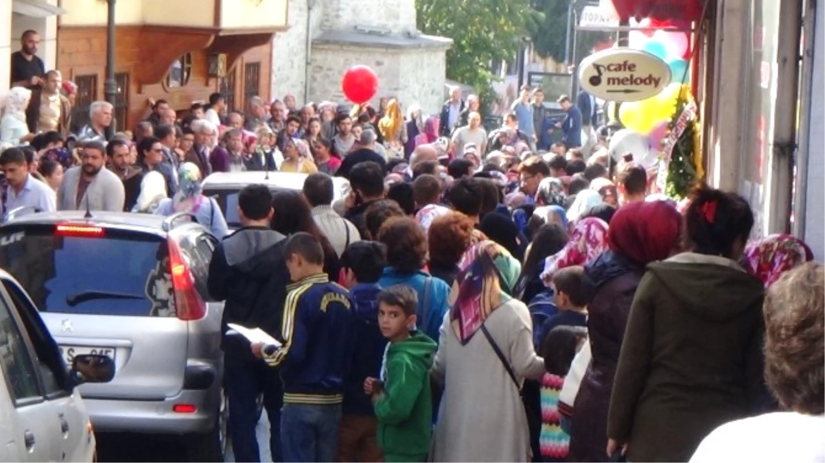 İndirimli Ürün Alabilmek İçin Birbirlerini Ezdiler