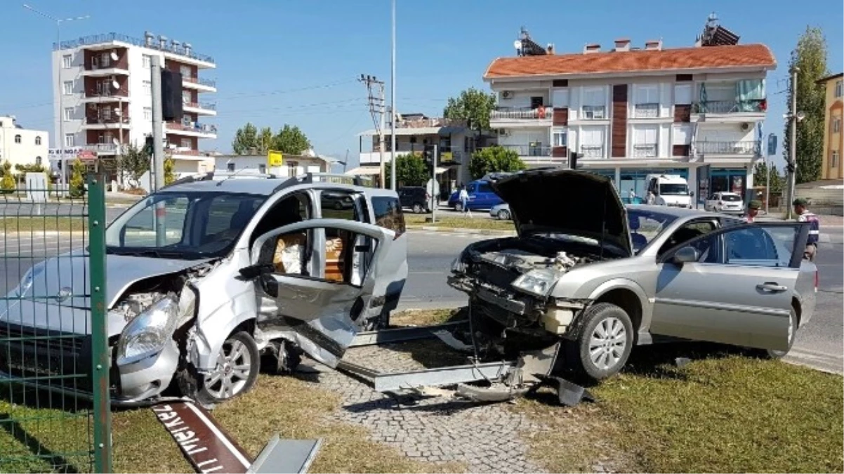 Manavgat\'ta Trafik Kazası: 3 Yaralı