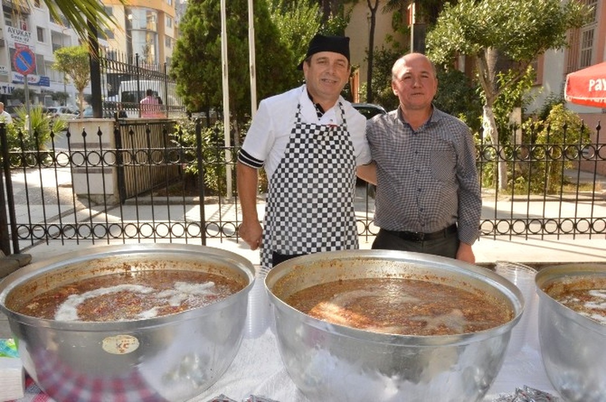 Manisalı Emlakçılardan Aşure Hayrı