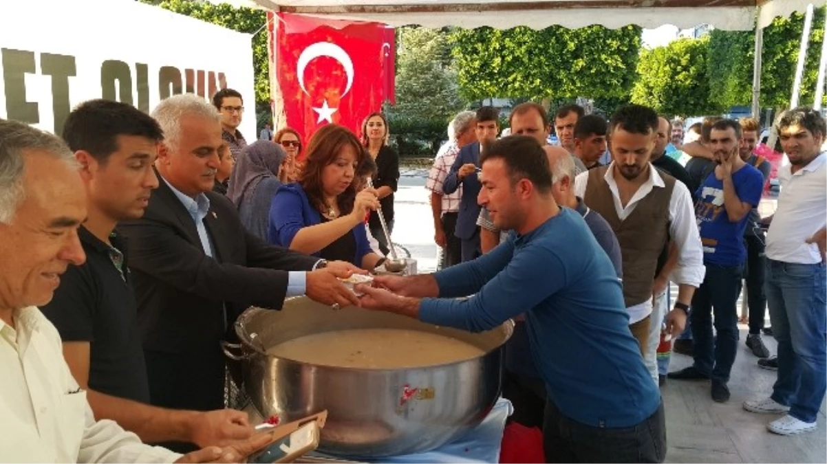 MHP Adana İl Başkanlığı, Atatürk Parkı\'nda Vatandaşlara Aşure İkramında Bulundu