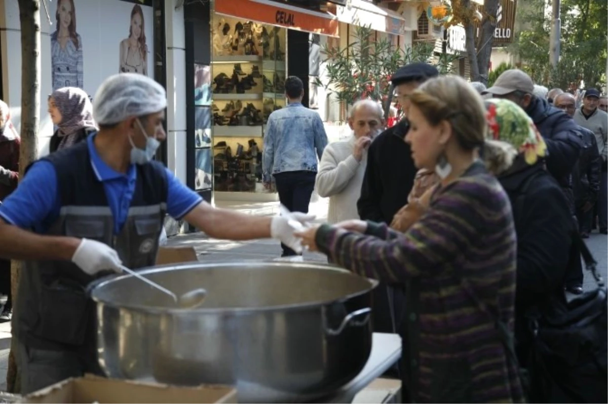 Odunpazarı Belediyesi\'nden Esnaf Sarayı\'nda Aşure İkramı