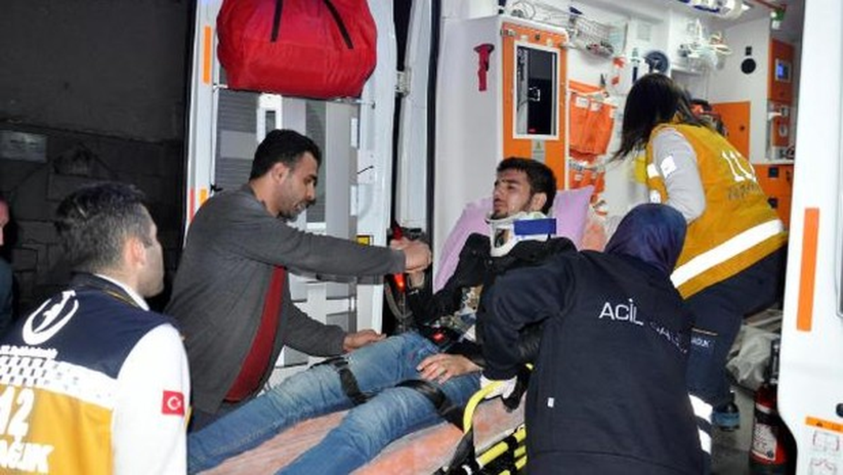 Otomobille Çarpışan Motosiklet Sürücüsünü Kaskı Kurtardı