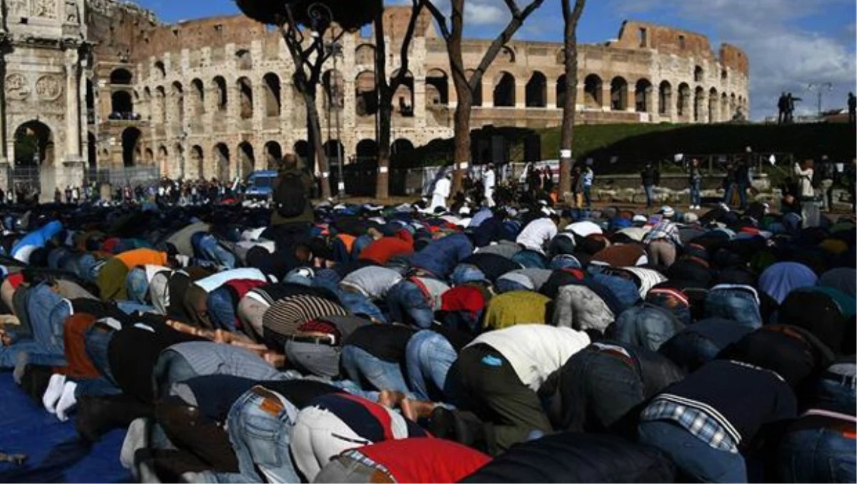 Roma\'da Müslümanlar Protesto İçin Kolezyum\'un Önünde Namaz Kıldı
