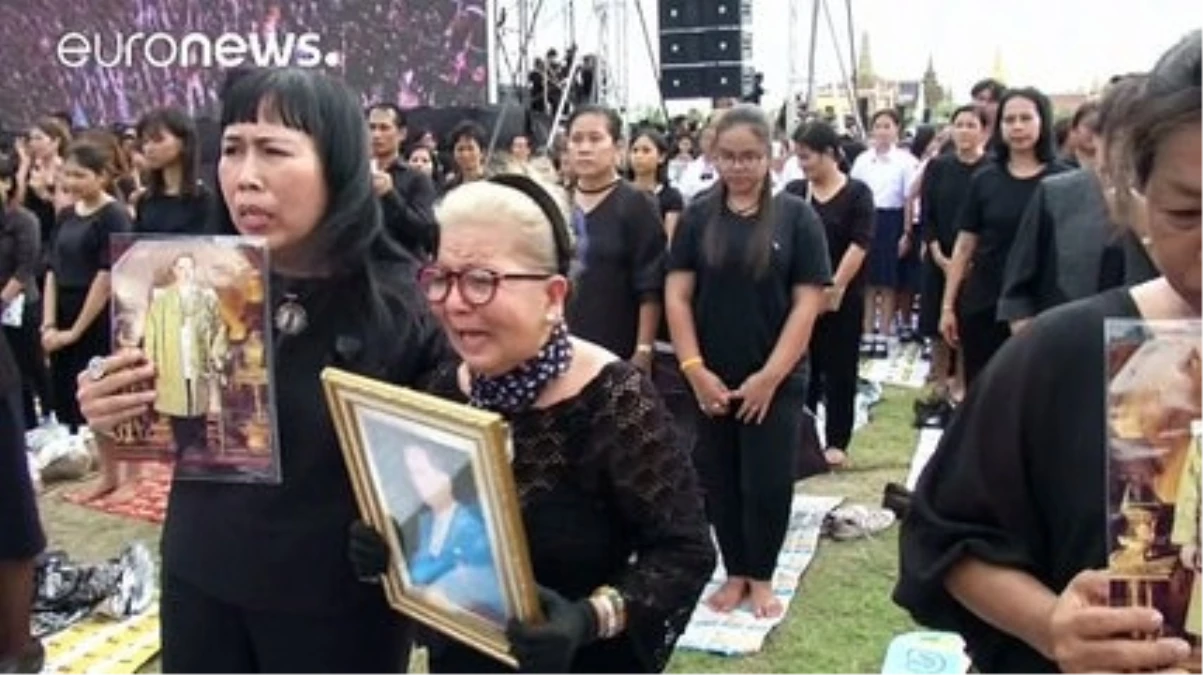 Tayland\'da On Binler Kral Adulyadej Anısına Yazılan Marşı Birlikte Seslendirdi