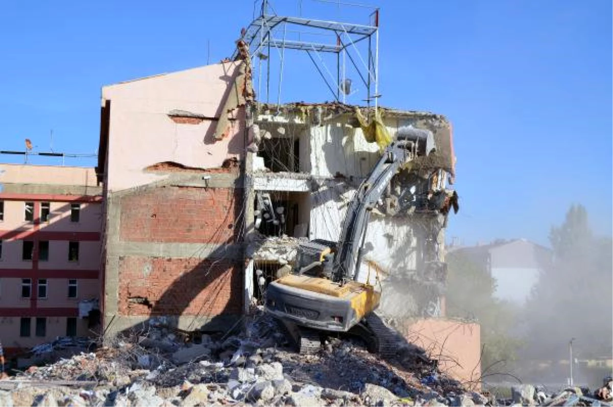 Terör Saldırısında Hasar Gören Elazığ Emniyet Müdürlüğü Binasının Yıkımına Başlandı