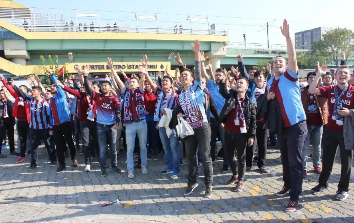 Trabzonsporlu Taraftarlar Merter\'de Toplandı