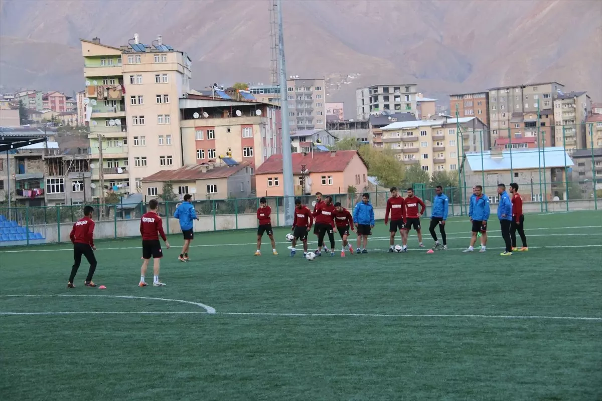 Vali Toprak, Hakkarisporlu Futbolcuları Ziyaret Etti