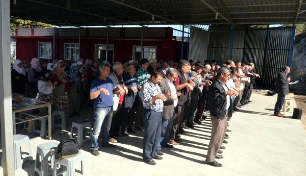 Yağmuru Yetersiz Bulan Çiftçi Ellerini Gökyüzüne Açtı