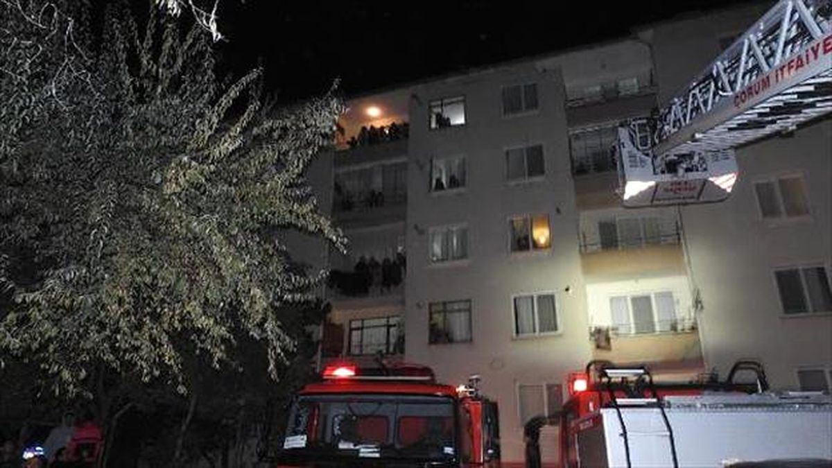 Yangında Mahsur Kalanları İtfaiye Kurtardı