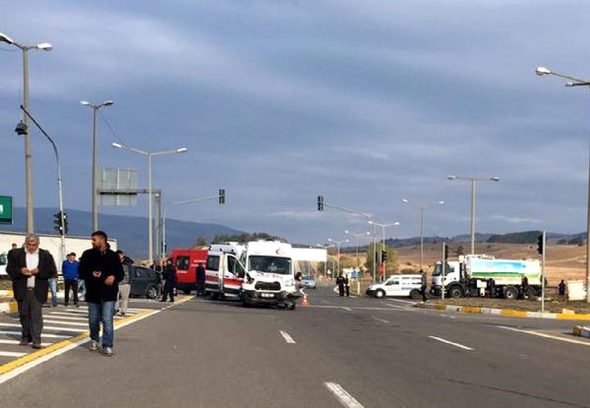 Bolu'da Ambulans ile Otomobil Çarpıştı: 1 Ölü, 4 Yaralı