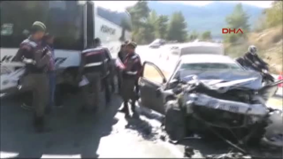 Antalya Yolcu Otobüsü Ile Otomobil Çarpıştı: 3 Ölü, 2 Yaralı