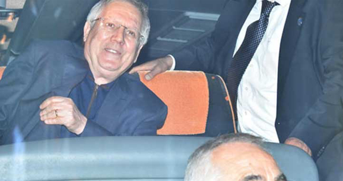 Aziz Yıldırım Kendisini Protesto Eden Taraftarları Alkışladı