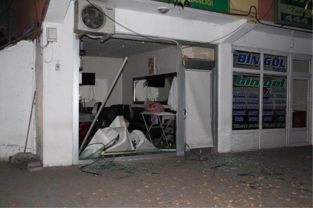 Bingöl\'de Bomba Yüklü Araçla Saldırı: 1 Şehit, 6\'sı Polis 20 Yaralı