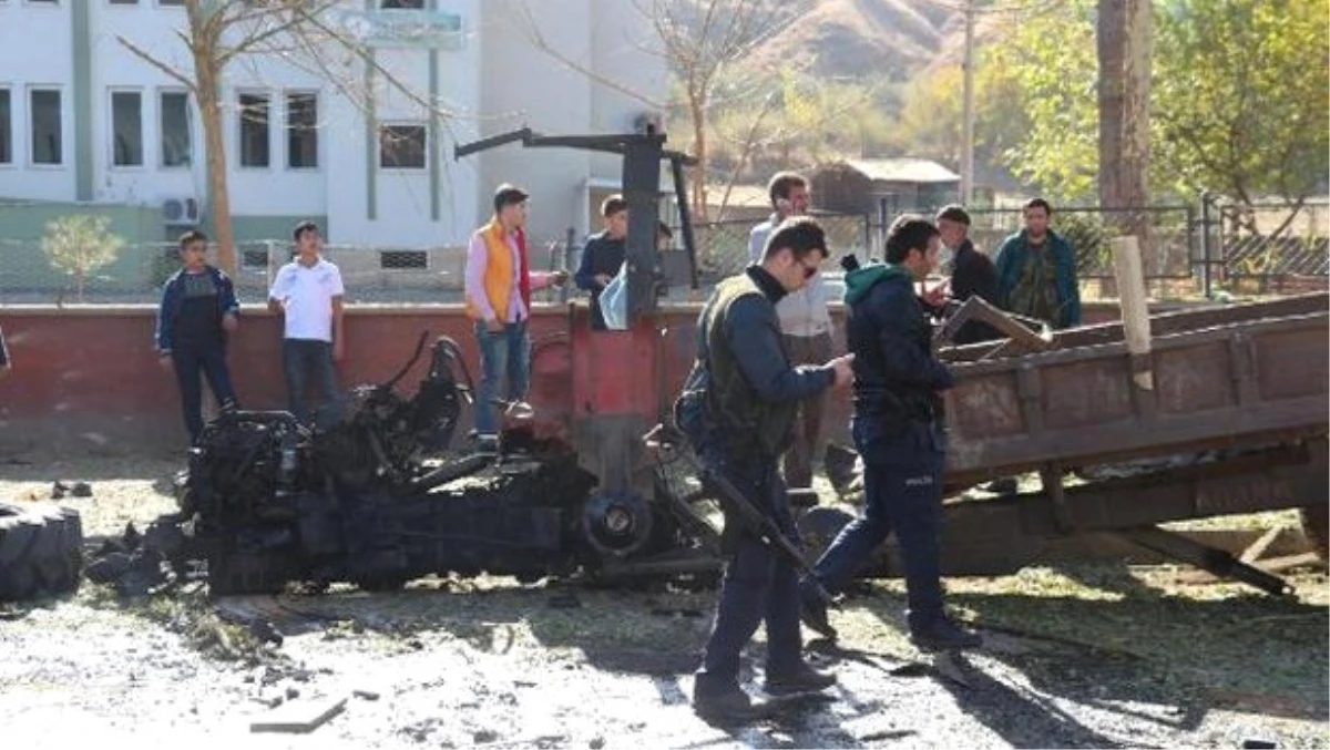 Bingöl\'de Zırhlı Polis Aracına Saldırı: 2 Polis Şehit, 5\'i Polis 19 Yaralı (2)