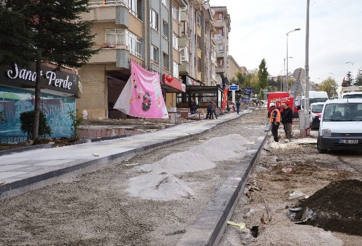 Dikmen Caddesi\'nde Kaldırım Çalışmaları Devam Ediyor