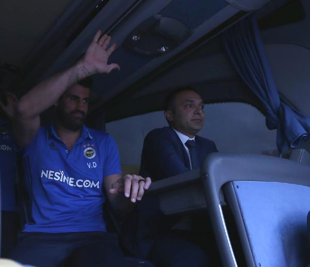 Fenerbahçe Meşalelerle Uğurlandı