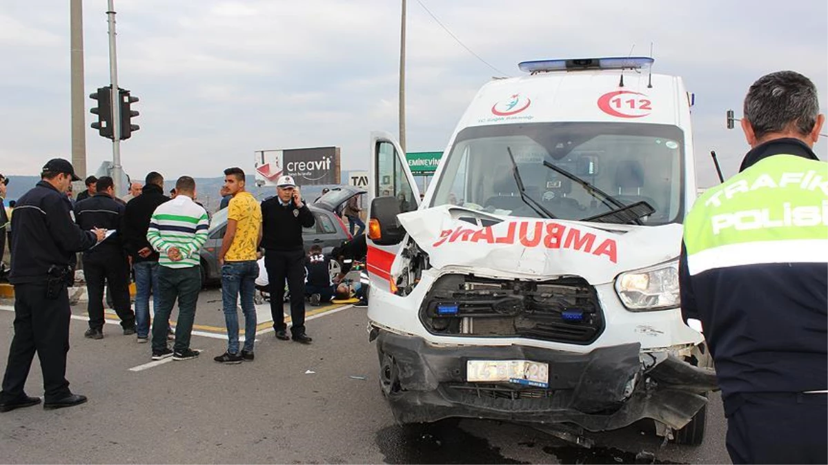 Güncelleme - Hasta Taşıyan Ambulans ile Otomobil Çarpıştı: 1 Ölü, 4 Yaralı