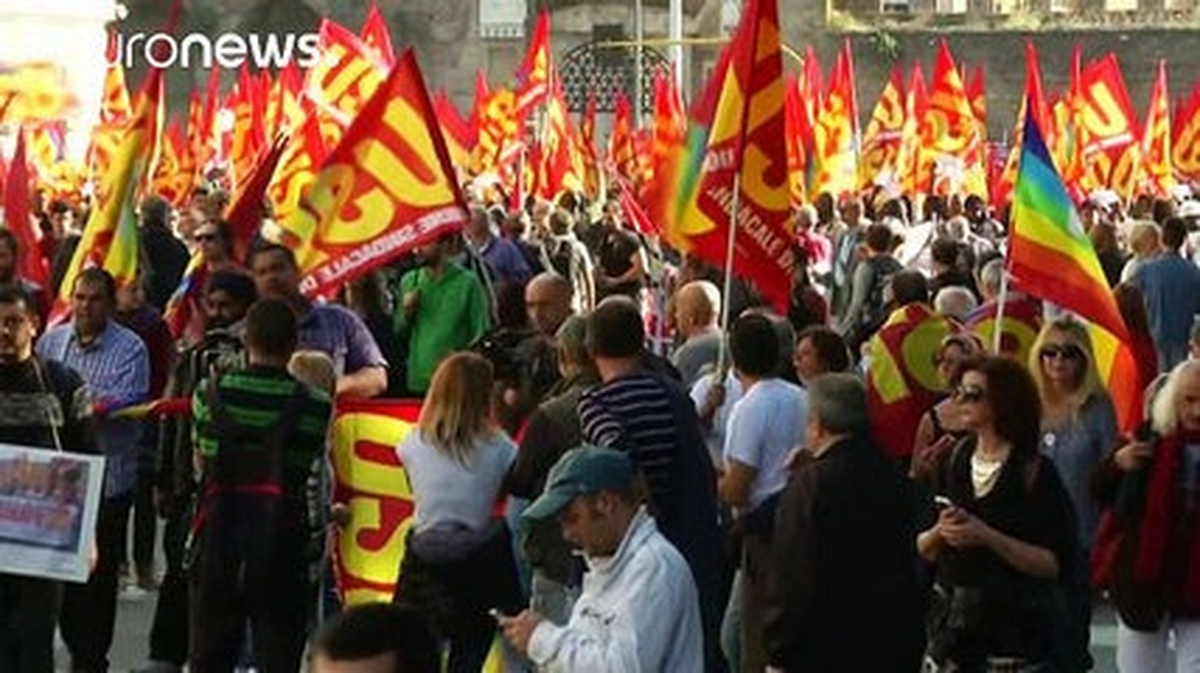 İtalya\'da Binlerce Kişi Başbakan Renzi\'yi Protesto Etti