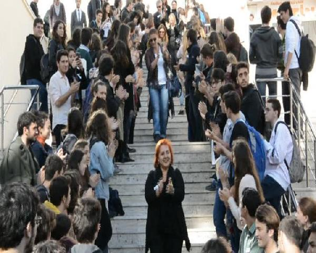 Kadıköy Anadolu Lisesi Öğrencilerinden Öğretmenlerine Hüzünlü Veda