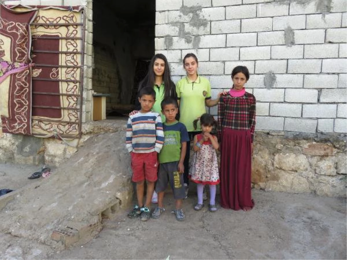Midyat\'ta 2 Lise Öğrencisi Suriyeli Aile İçin Yardım Topladı