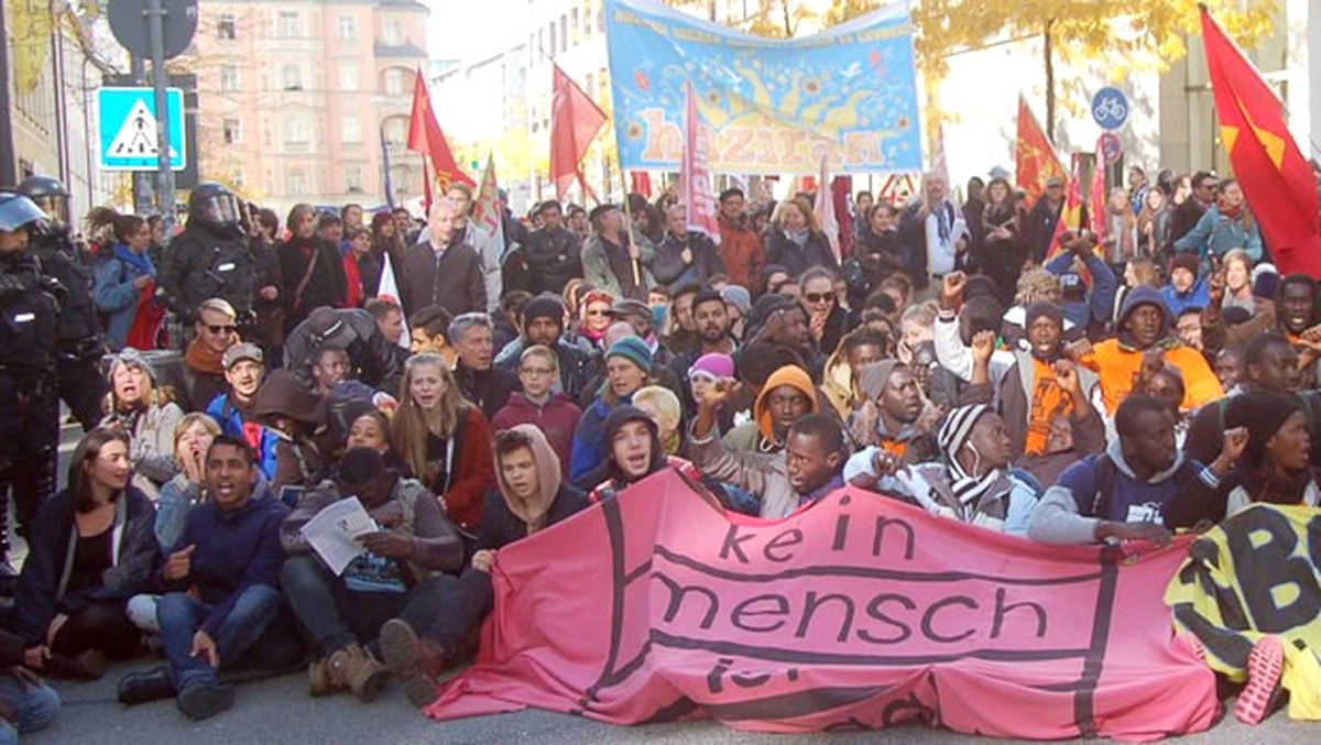 Münih\'te Binlerce Kişi Yeni Uyum Yasası\'nı Protesto Etti