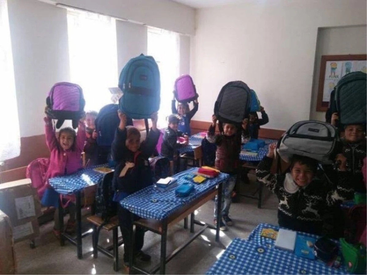 Ortahisar Belediyesi Van\'ın Erçiş İlçesindeki Bir Okula Kırtasiye Yardımı Yaptı