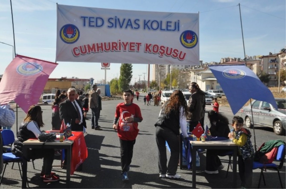 Sivas Ted Koleji \'Cumhuriyet Koşusu\' Düzenledi