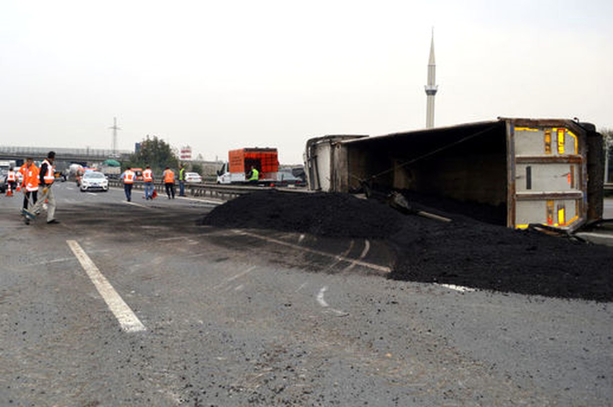 Tem Otoyolu\'nda Trafik Kazası: 2 Yaralı