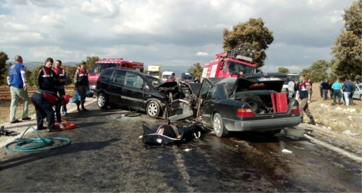 Uşak\'ta Trafik Kazası : 1 Ölü, 9 Yaralı