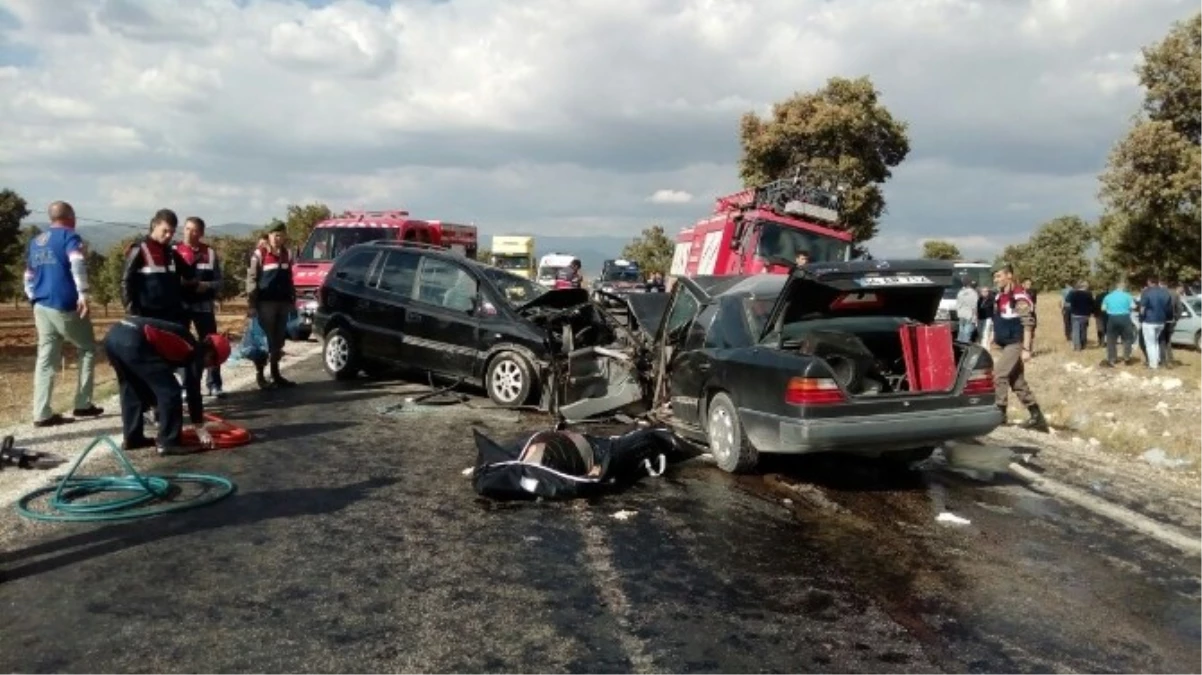 Uşak\'ta Trafik Kazası 1 Ölü, 9 Yaralı