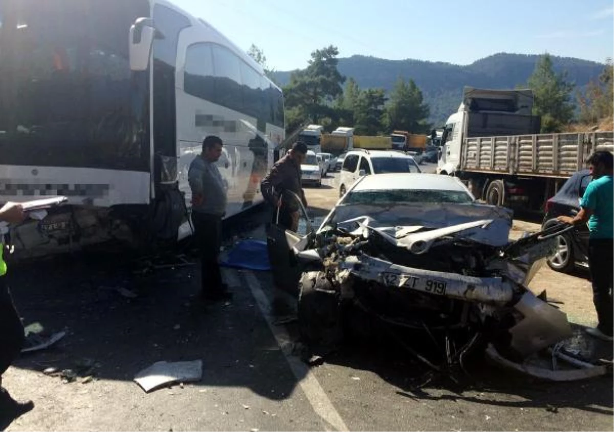 Yolcu Otobüsü ile Otomobil Çarpıştı: 3 Ölü, 2 Yaralı